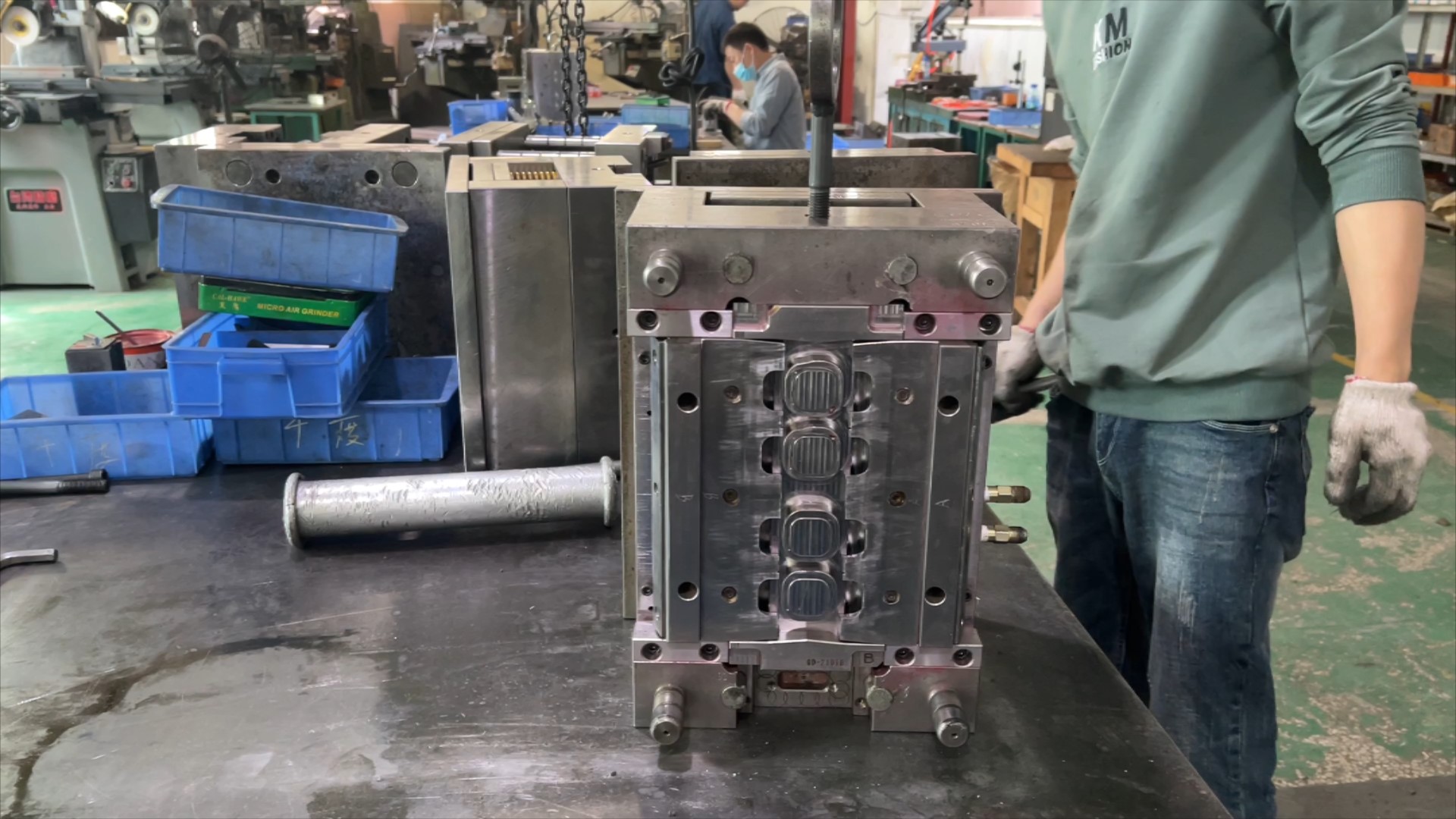 PC+TPU mobile phone case manufacturing