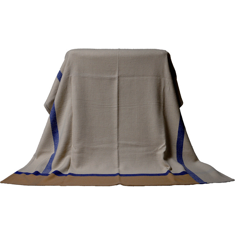 Full-length Q0192-A wool bed blanket showing its 140 × 200 cm proportions, camel lower panel and blue striped border.