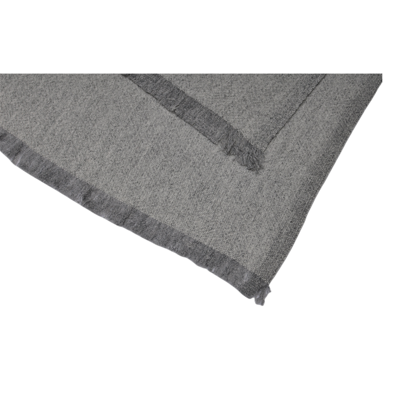 Close-up of the TH2207 pure cashmere blanket corner showing its 3 cm eyelash fringe.