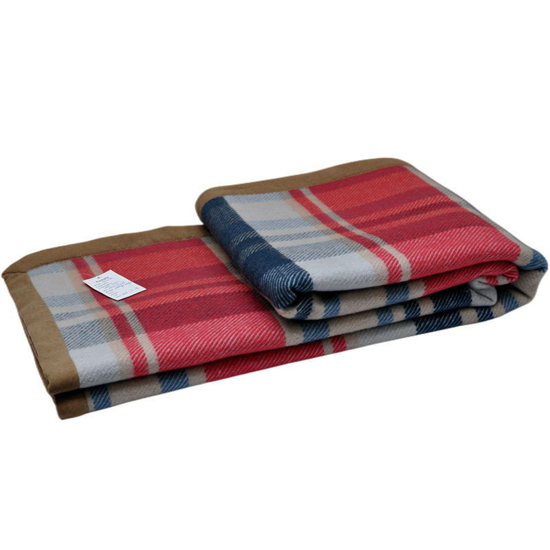Detail of the premium suede-like border finishing on the Q1070 Merino wool plaid throw.