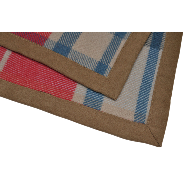 Close-up of Q1070 wool blanket edge with brown binding, plaid pattern corner detail