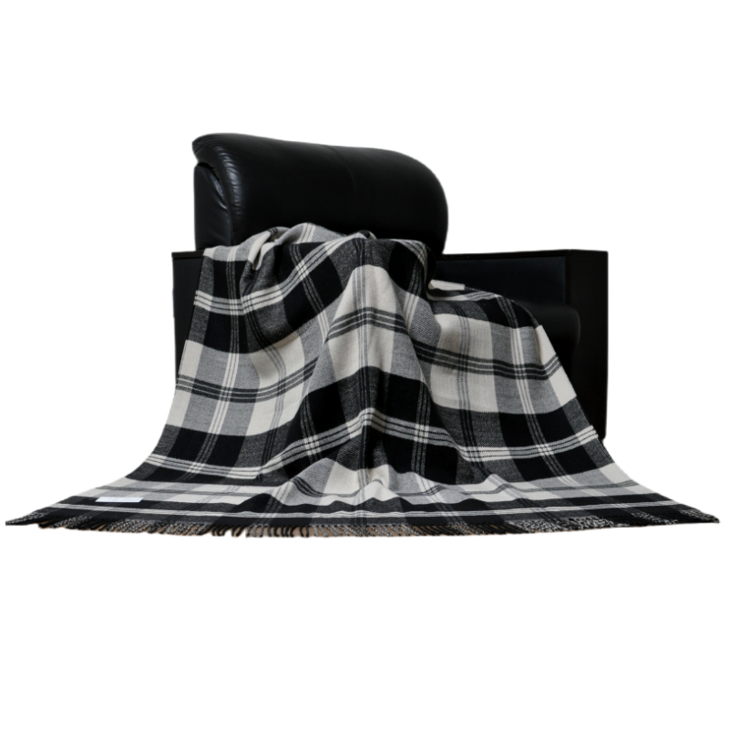  Manta de lana con estampado de tartán sobre sillón de cuero (decoración de interiores del hogar)