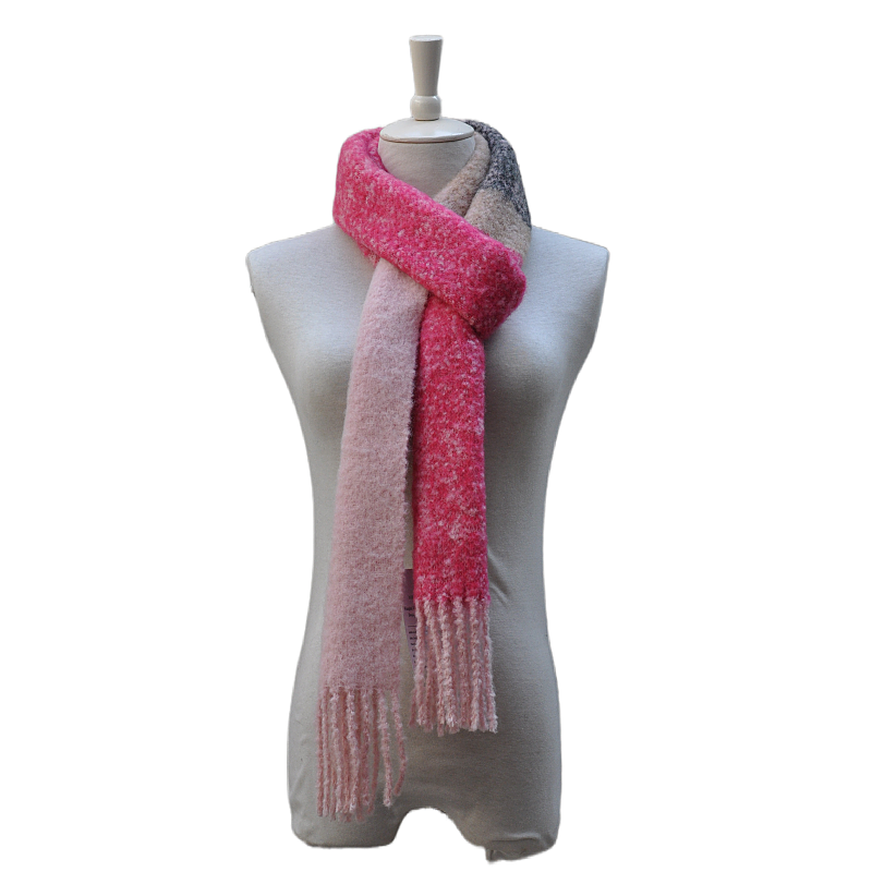 TH2306 Écharpe en fil bouclé rose et gris enroulée en croix sur mannequin