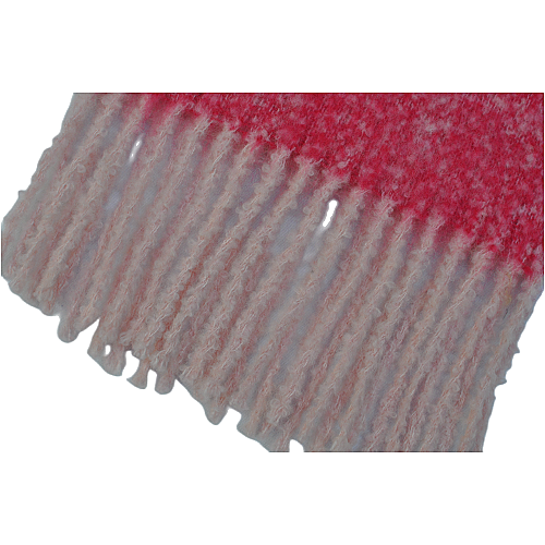  Gros plan sur les pompons à franges douces faits main d'une écharpe en fil bouclé TH2306