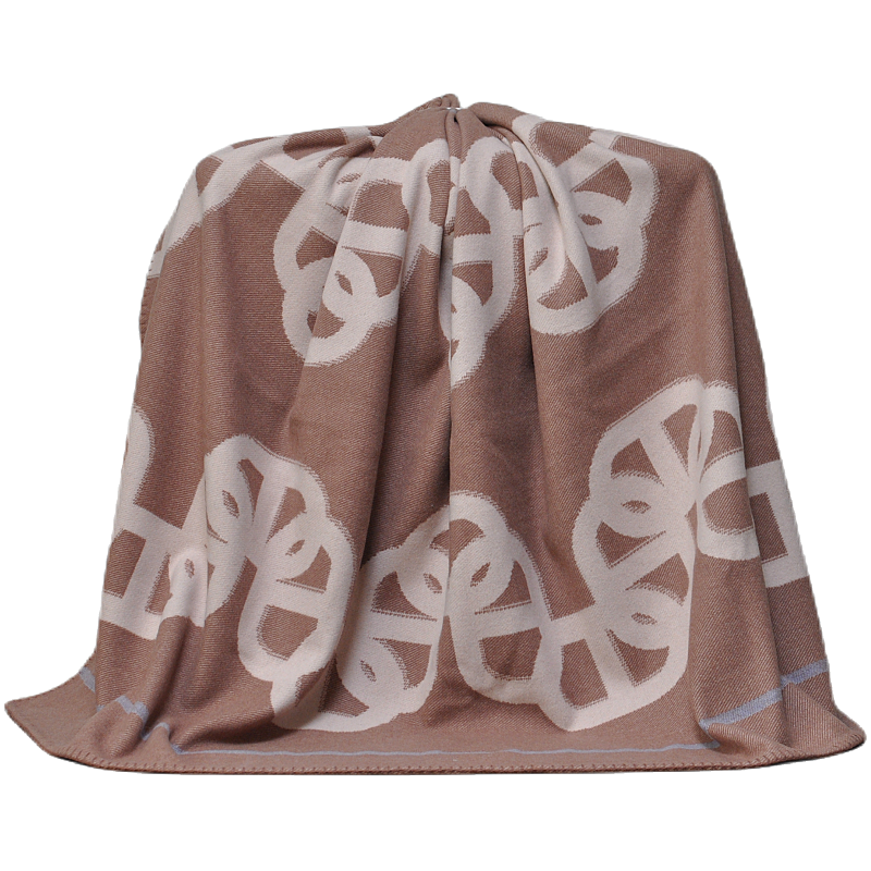 TAK2260 luxury lambswool blanket with oversized ivory chain motifs and pale-blue accents