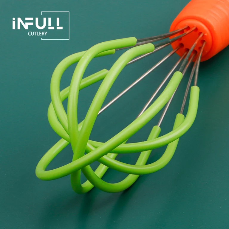 Men jingalak sochli qiz dostimning shirali yarim dumbalari orasidan sikdim. U otirganda eshakda menga berdi.