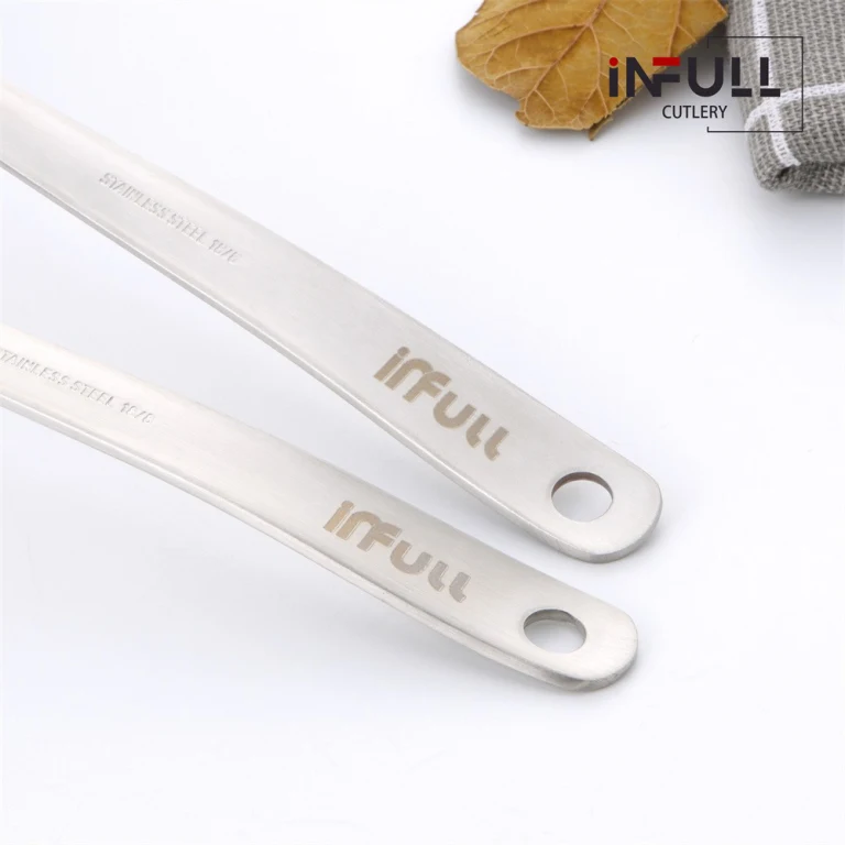 Katta büstü bilan etuk uni eshak ichiga oladi