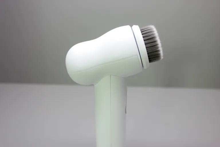 Gesichtswaschbürstenreiniger USB Wiederaufladbare Sonic Elektrische Gesichtsreinigungsbürste Vibrierende Spinnende Gesichtsreinigungsbürste im Guangzhou, Guangdong
