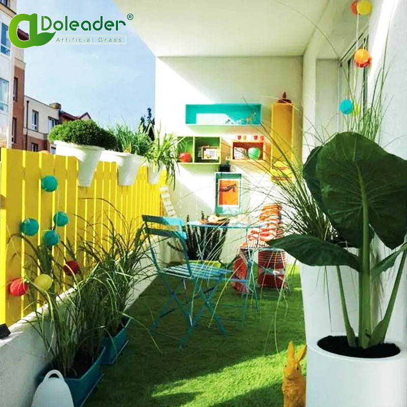 Fake grass for apartment balcony design ideas