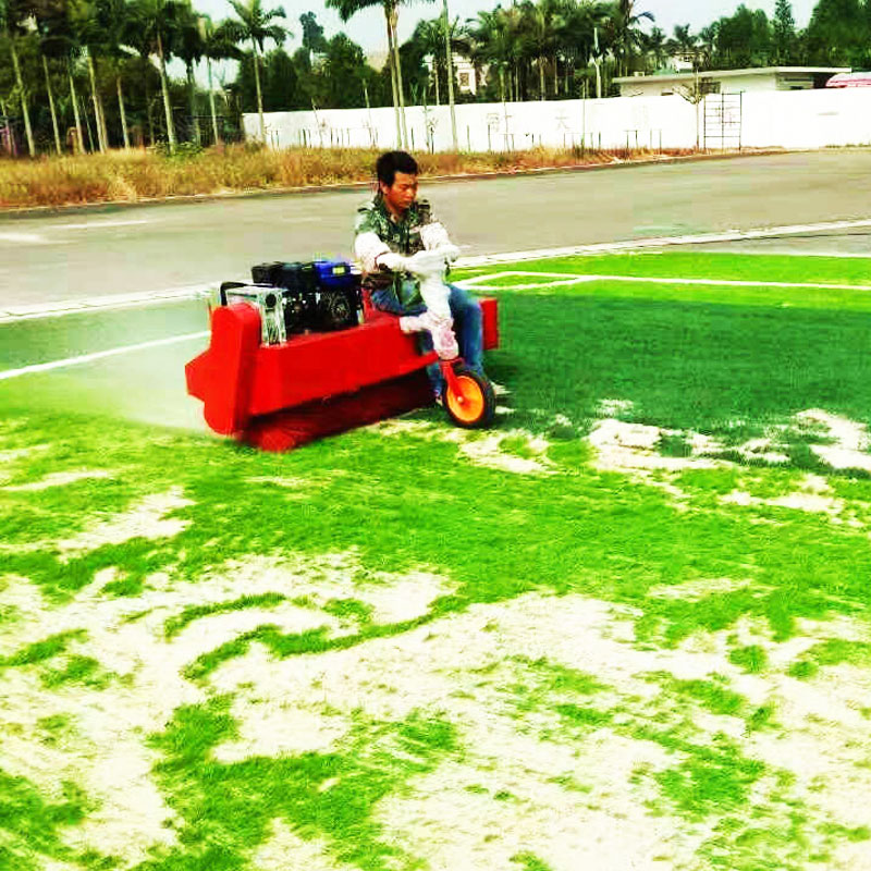 Why put sand on artificial grass？