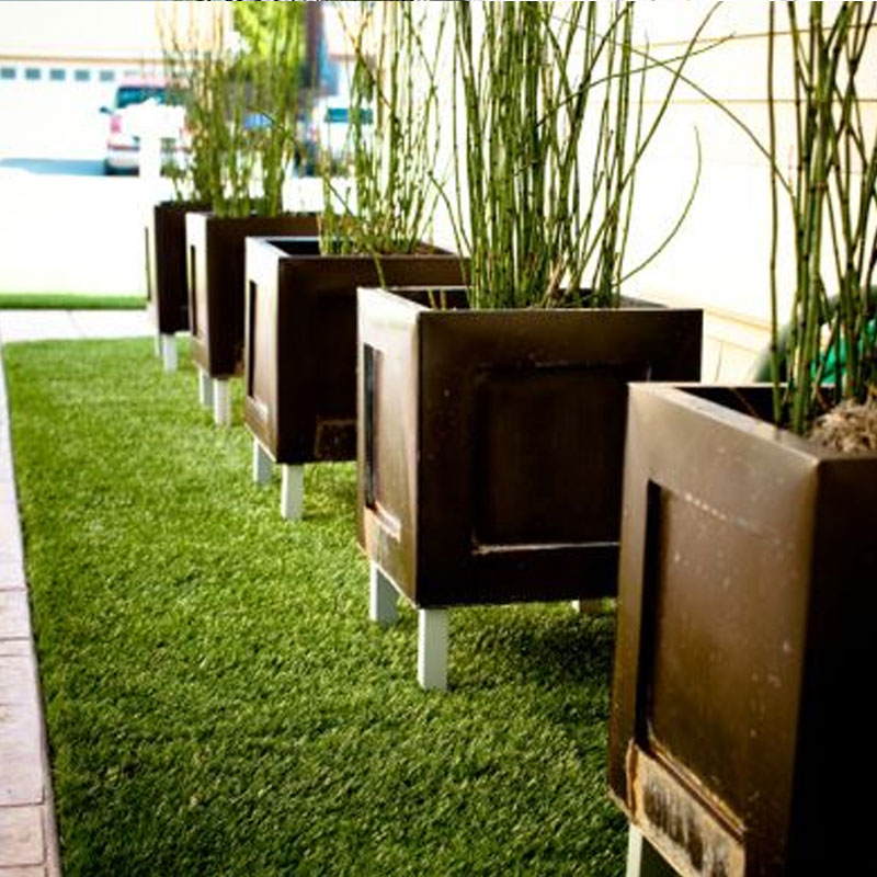 Can you put plant pots on artificial grass？