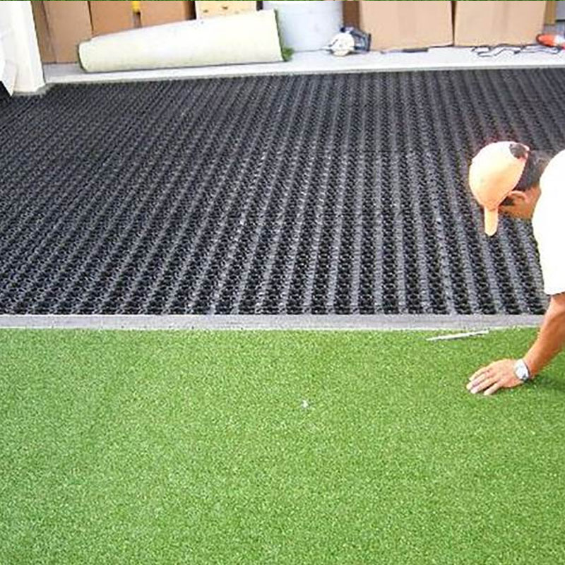 Drenaje bajo césped artificial para perros