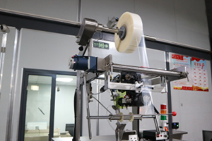 vertical liquid packaging machine with film input