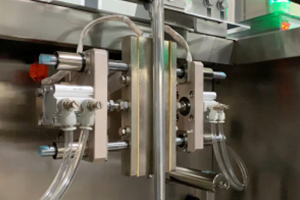 vertical liquid packaging machine with sealing