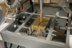 vertical liquid packaging machine with horizontal seal