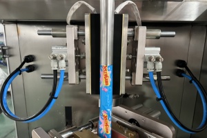 VFFS liquid packing machine with vertical seal
