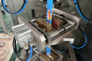 VFFS liquid packing machine with horizontal seal