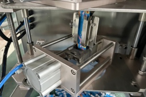 VFFS liquid packing machine with cutting