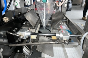 granular packing machine with horizontal seal and cut