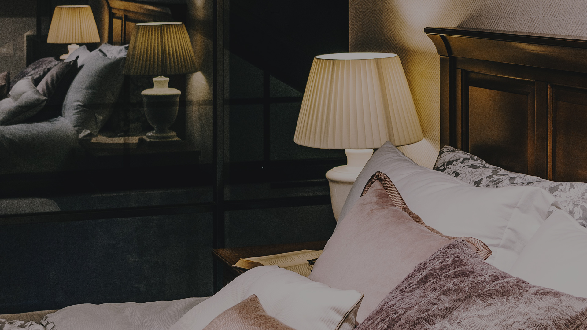 How To Choose The Perfect Hotel Table Lamp?