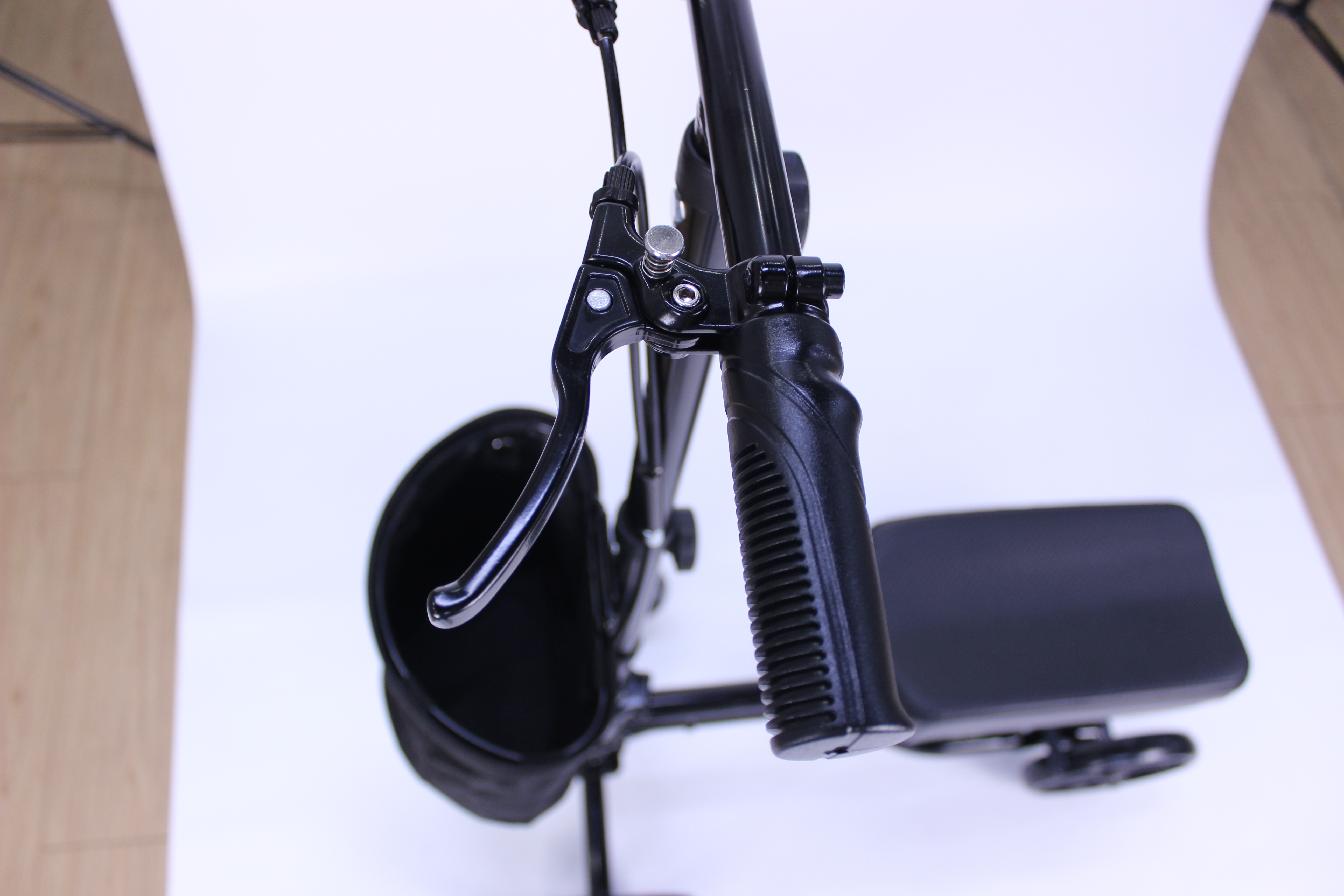 STEERABLE KNEE WALKER