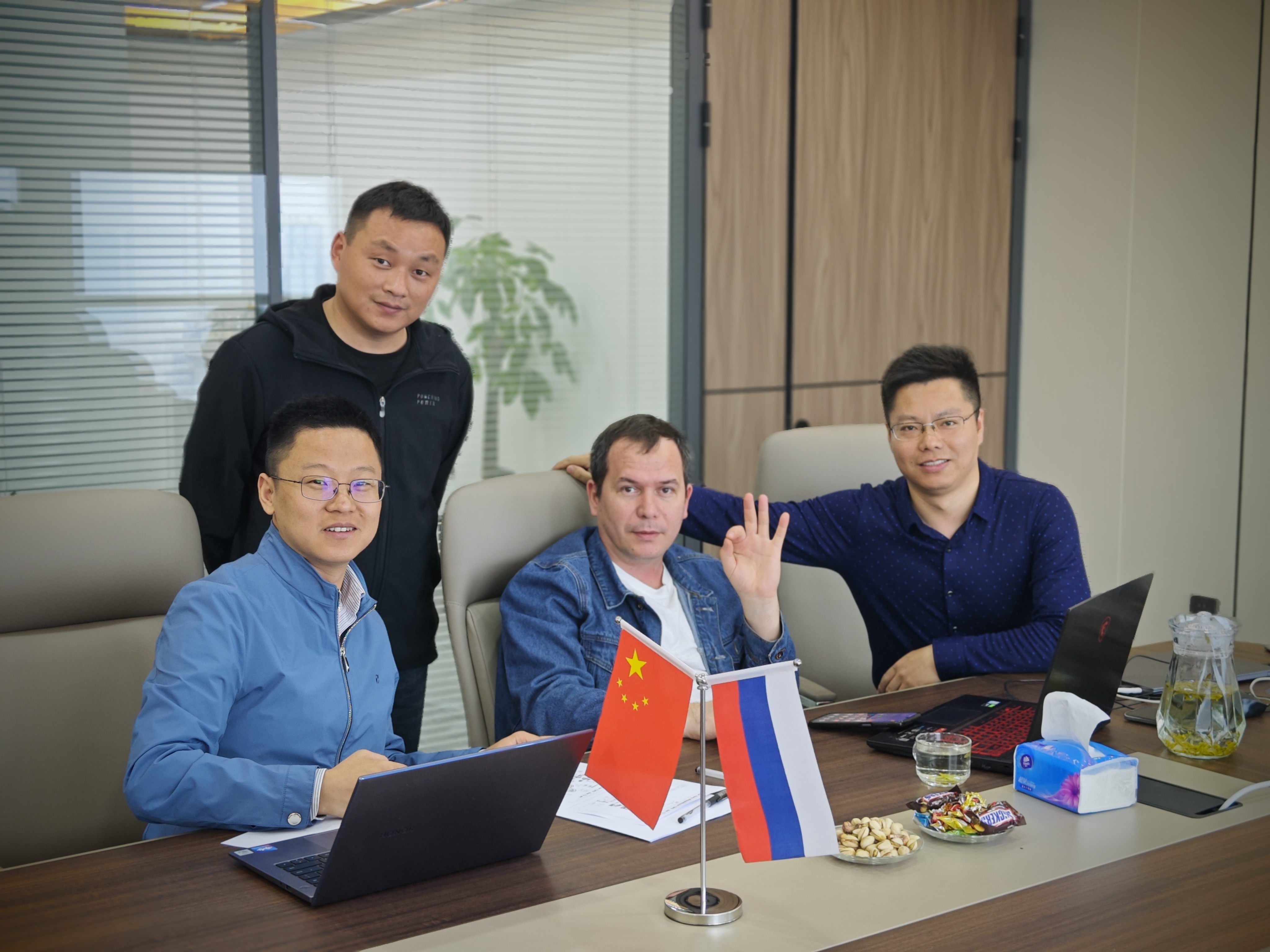 Pelanggan Rusia datang berkunjung ke pabrik kami