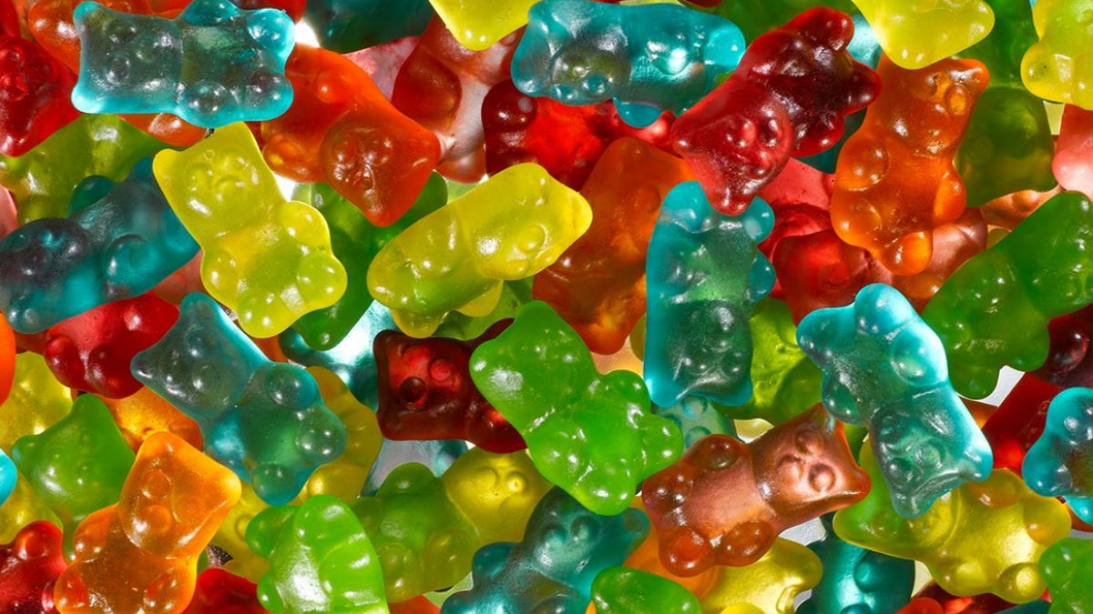 Gummy bear. Мармеладные мишки из мультика. Космические мармеладные мишки. Мармеладный мишка мультфильм. Обои с мармеладными мишками.