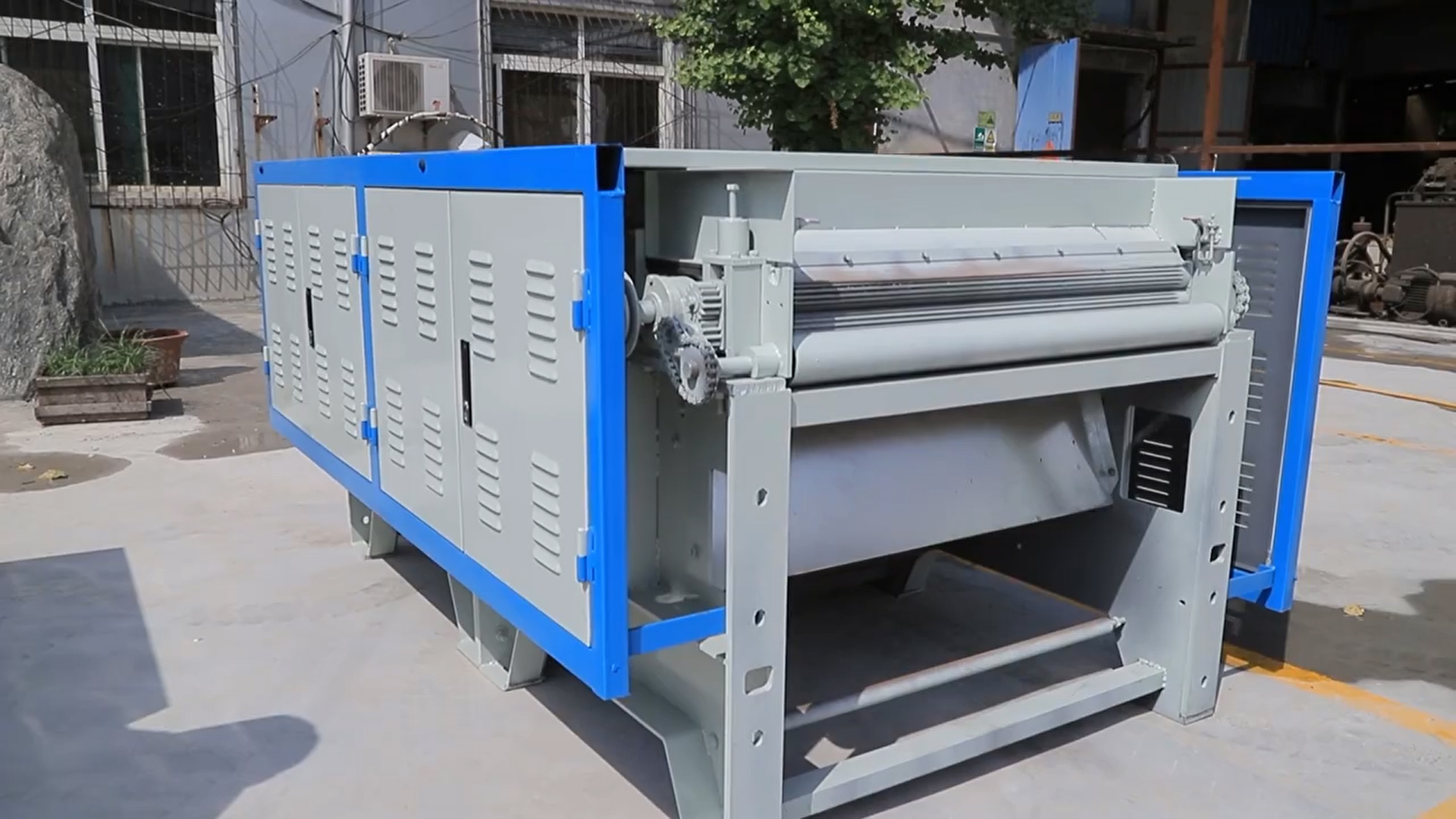 New environmental protection, safety and high efficiency carding machine
