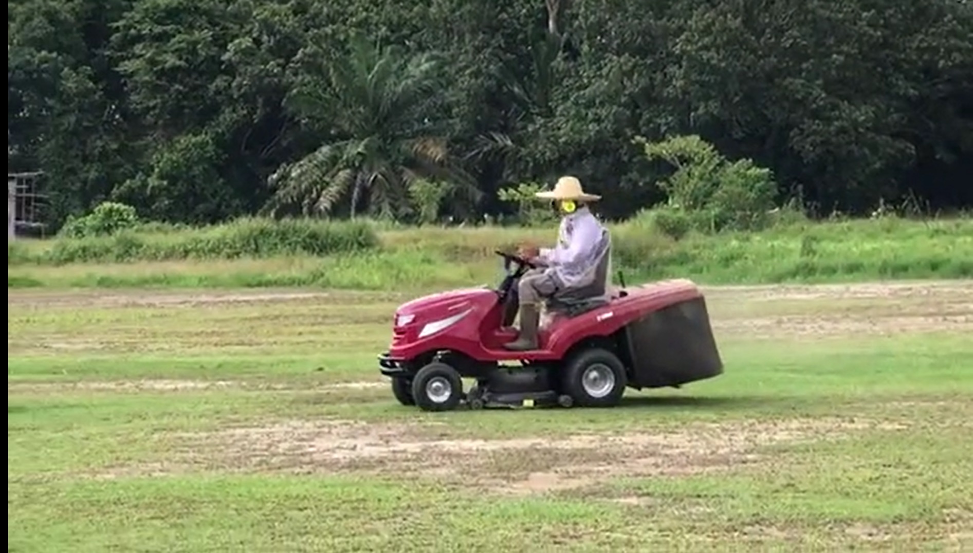 라이드 온 잔디 깎는 기계 말레이시아
