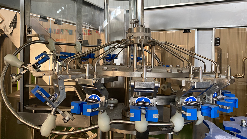 GALSS बोतल कारखाने के लिए सर्वश्रेष्ठ गुणवत्ता sokos स्वचालित शराब रम वोदका चावल शराब भरने कैपिंग मशीन