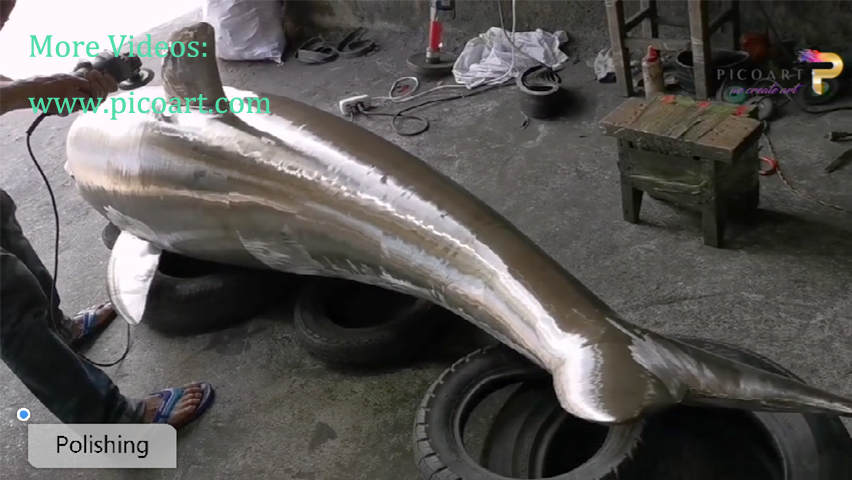 Полировка на производстве скульптуры дельфина из нержавеющей стали
