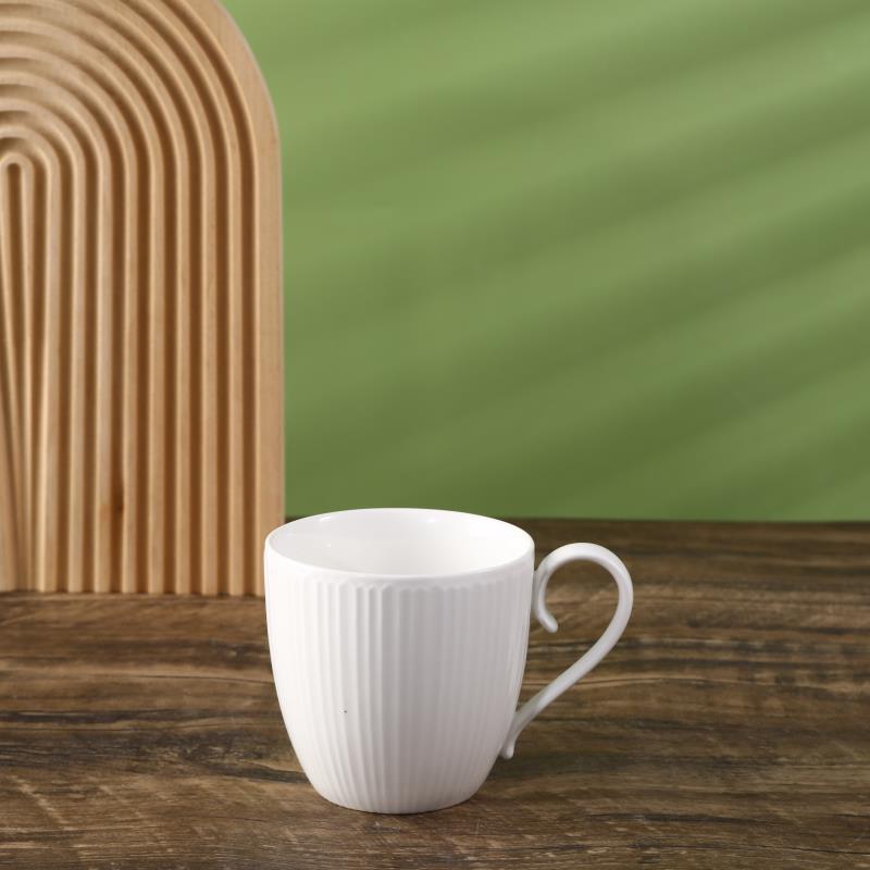 Can I use the ceramic cup with cracks?
