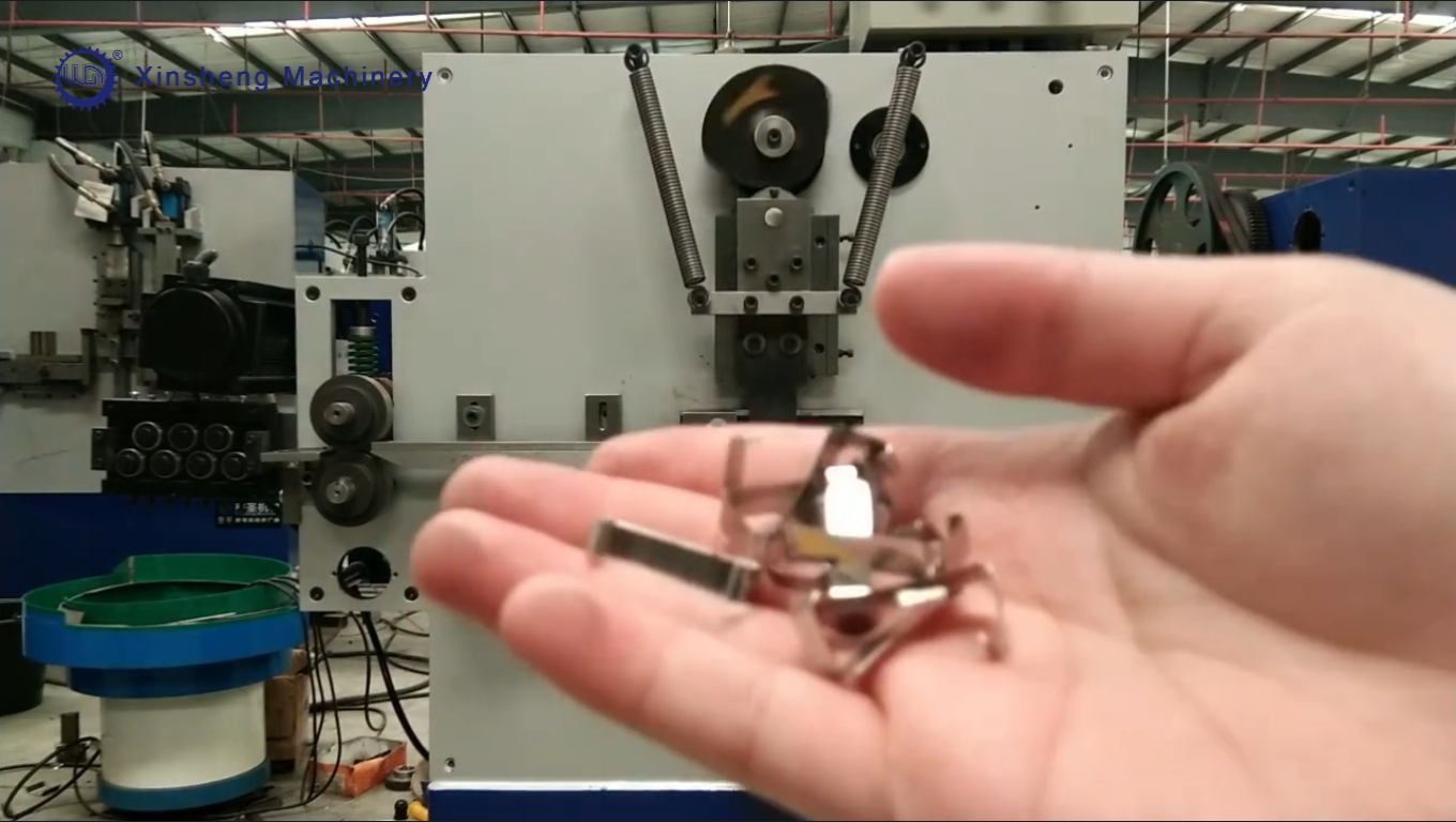 Maschine zur Herstellung von Flachfederclips aus Edelstahl
