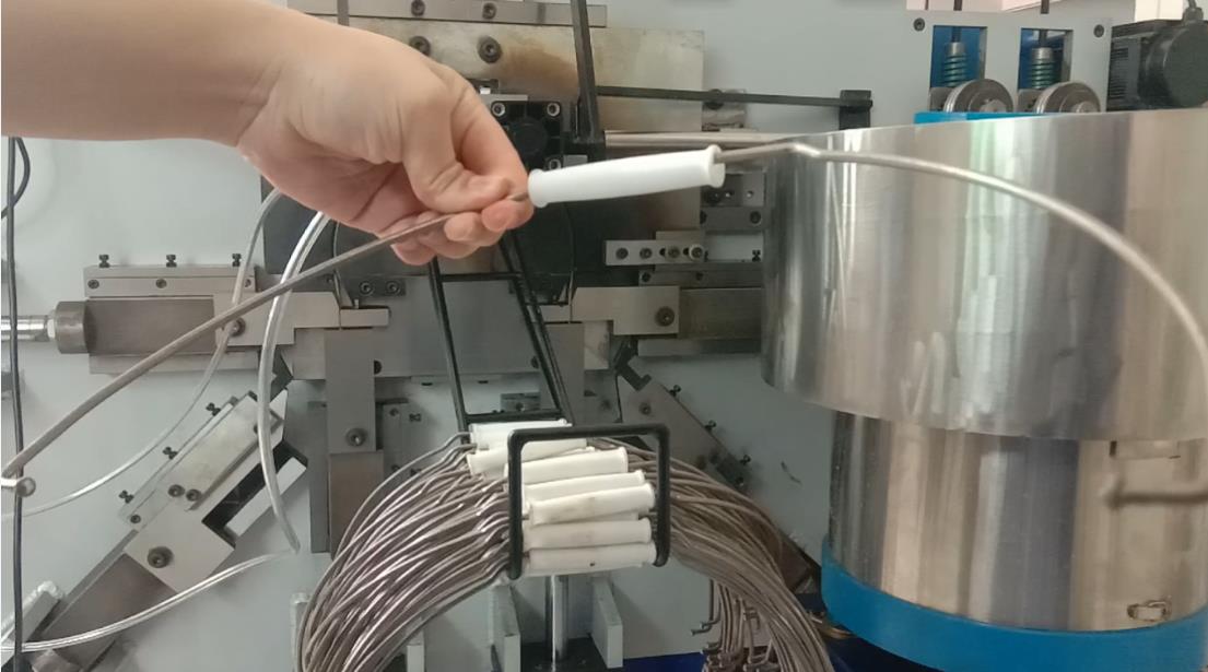 Automatische Maschine zur Herstellung von Eimergriffen