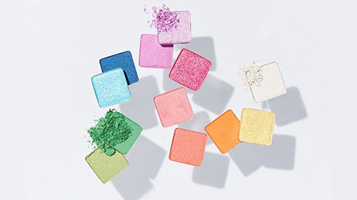 Құрбысы бар әпкесі