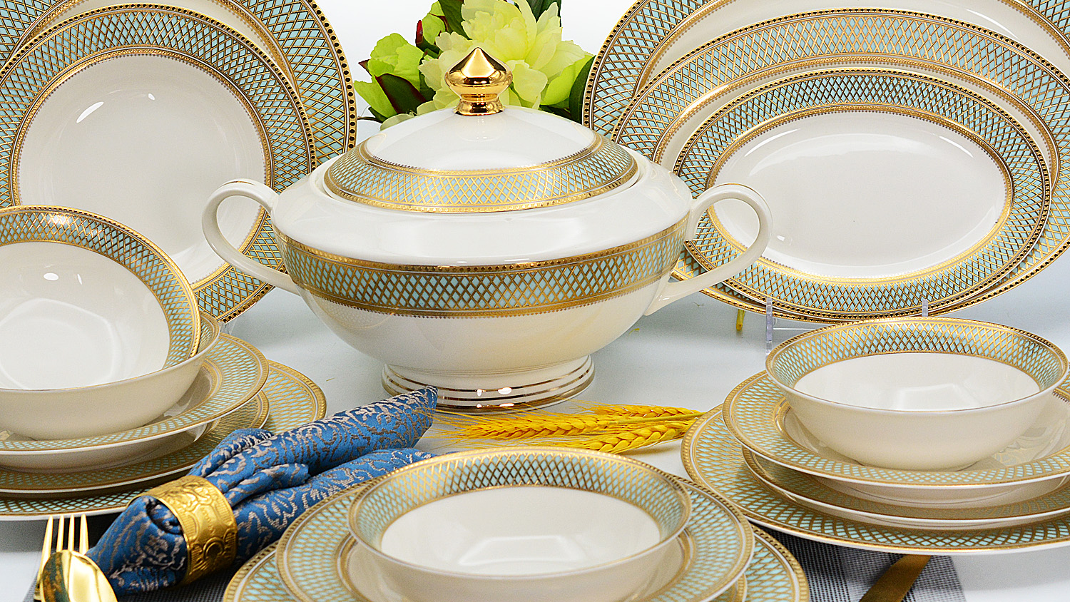 Professional embossed real gold german royal dinnerware set factory