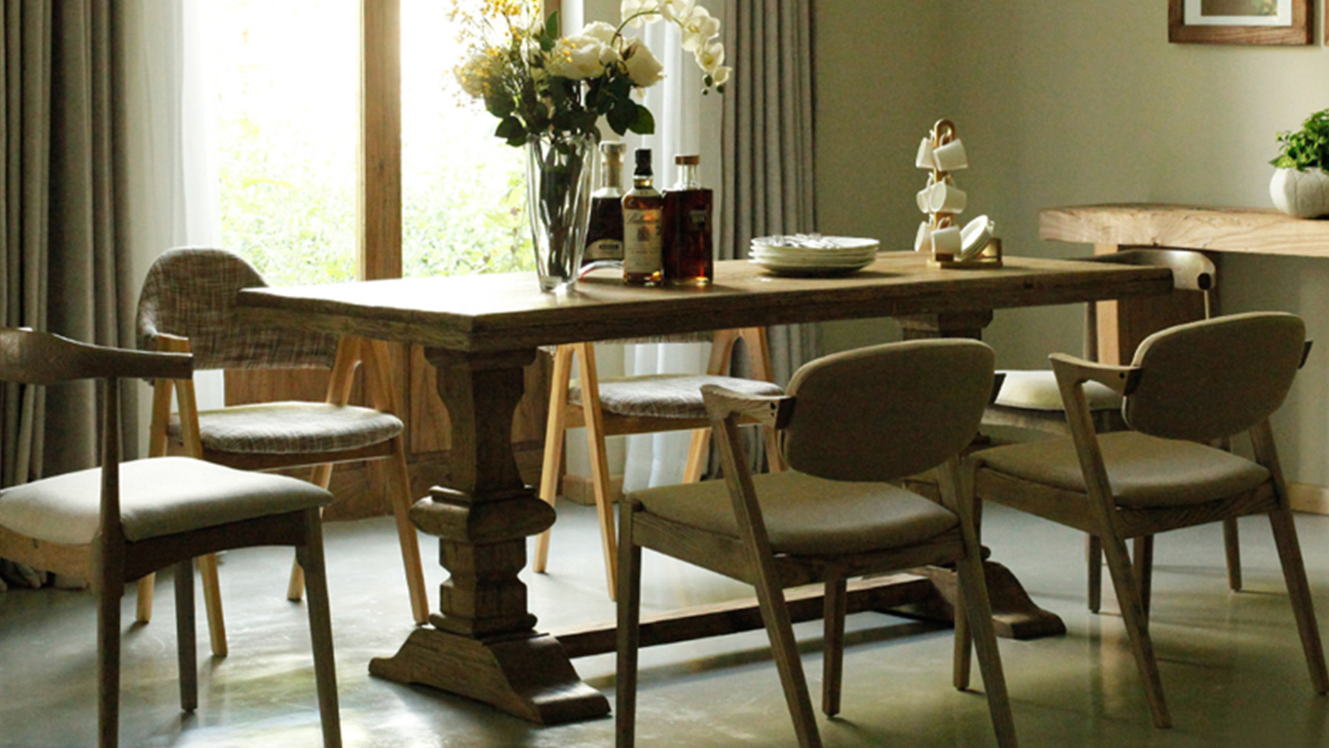 Jídelní stůl s rustikální texturou z recyklovaného jilmového dřeva GPND-020107