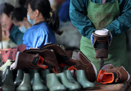 Ochronne buty robocze — włóż ostatni do cholewki
