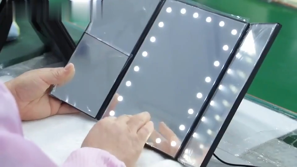 Amazon Verkäufer Touchscreen LED Schminkspiegel Trifold beleuchteter Schminkspiegel mit 22 LED-Leuchten Vergrößerungs-Schminkspiegel