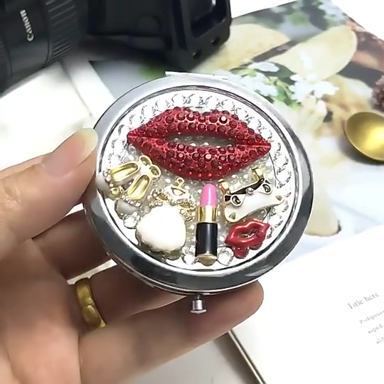 Espejo de maquillaje de doble cara con borde de diamante brillante de lujo exquisito espejo de bolsillo de lápiz labial rojo plegable HD