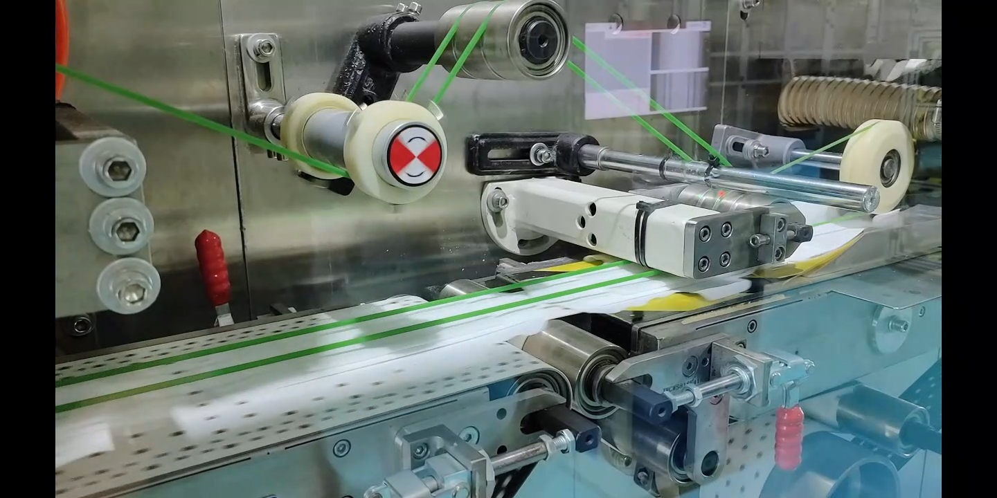 Precio de máquina de fabricación de toallas sanitarias desechables 1200 uds/min totalmente automático de China de calidad superior